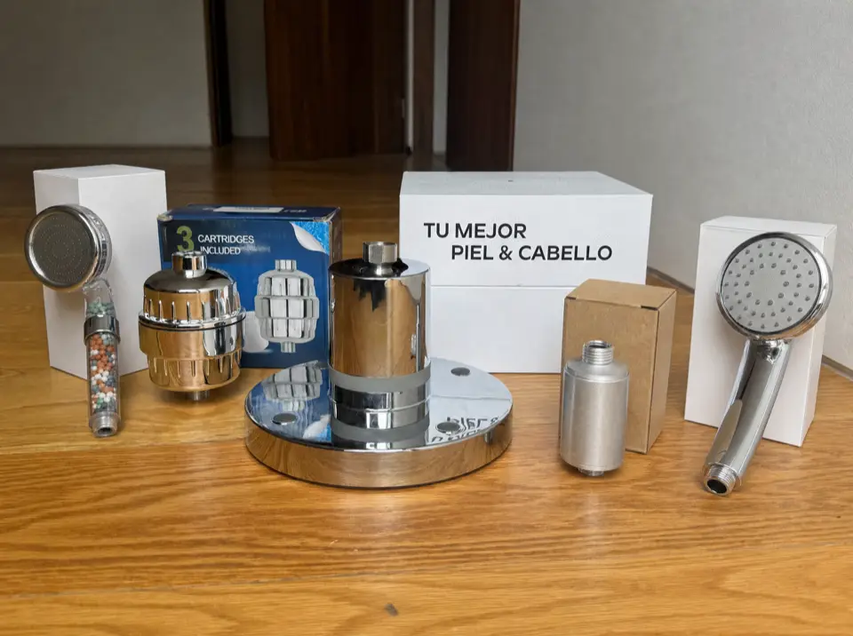 Las 5 regaderas filtrantes probadas, con sus cajas, sobre una mesa