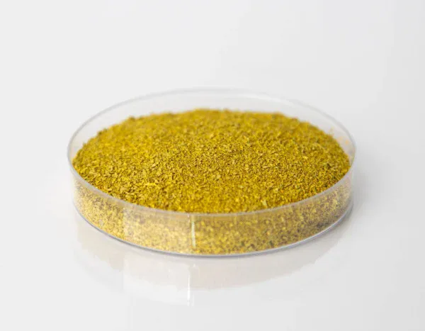Medio filtrante KDF-55 real, granulado dorado en caja de laboratorio